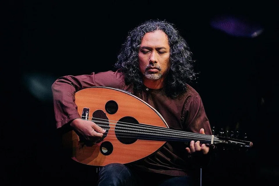 BELAJAR DARI PEMUZIK ASING: Setiap kali memburu ilmu atau bersidang seni di luar negara, Azrin Abdullah, mencedok budaya belajar pemuzik asing yang fokus menggarap kemahiran. - Foto ESPLANADE/SHAIFUL CHUMIE 