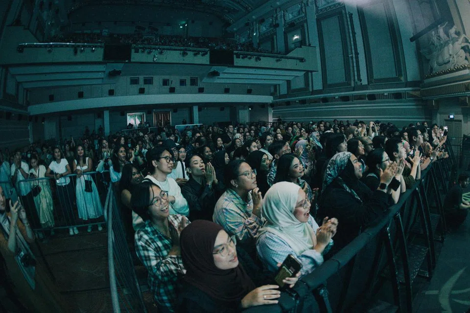 LAUTAN PEMINAT: Panggung di Capitol Theatre dipenuhi dengan penonton yang meminati lagu-lagu ciptaan Yuna walaupun acara diadakan pada Rabu malam.