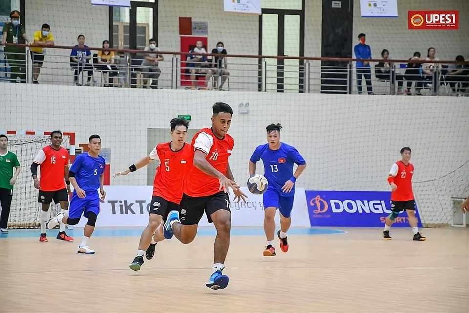 Nur Aziman Rostam mewakili Singapura dalam sukan bola baling pada  peringkat antarabangsa di Sukan SEA dan Kejohanan Bola Baling Lelaki Asia.