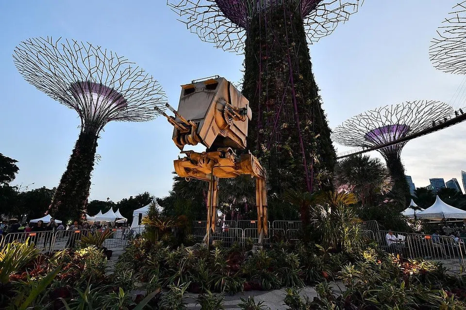 BAGAI ROBOT RAKSASA: Jentera pengangkutan Star Wars, All-Terrain Scout Transport, di Supertree Grove di Taman di Pesisiran. Perayaan Hari Star Wars disambut di seluruh dunia dan disambut selama tiga hari di taman itu mulai kelmarin. 
