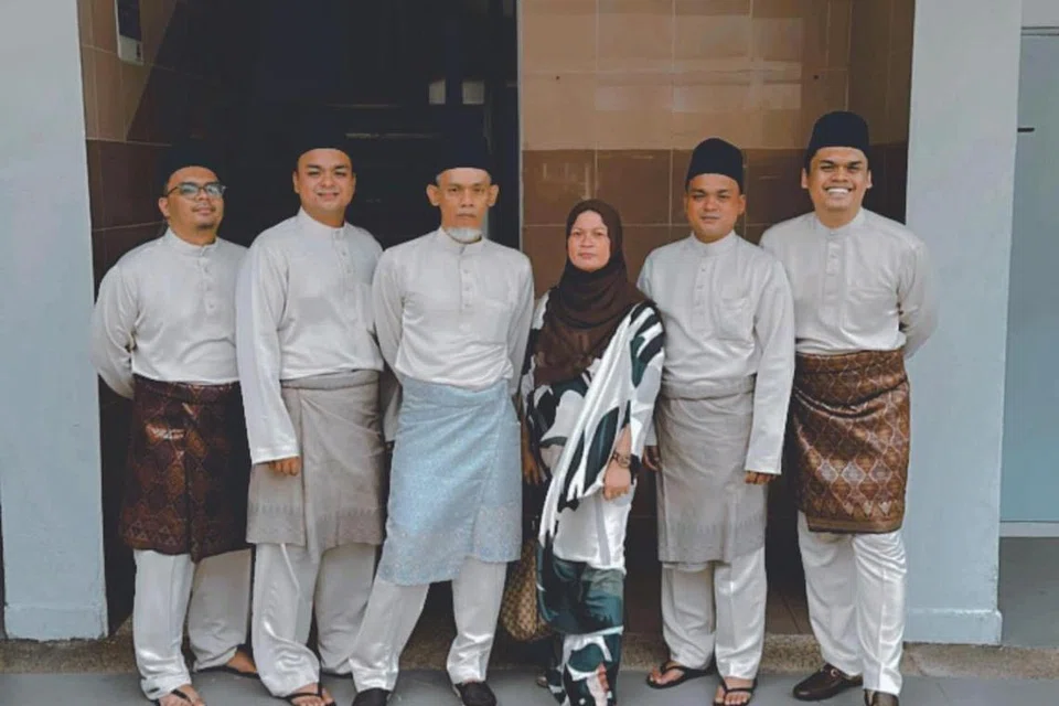 Keluarga Hafidz Rahman (belakang, paling kanan), beraya bersama sebagai satu keluarga pada 2020.