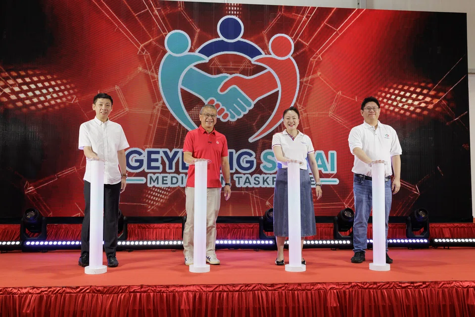 Menteri Undang-Undang, Encik Edwin Tong (dua dari kiri) dan Anggota Parlimen (AP) GRC Marine Parade-Braddell Heights, Cik Diana Pang (dua dari kanan) melancarkan pembentukan Pasukan Petugas Pengantaraan Geylang Serai baharu di Haig Road pada 27 September.