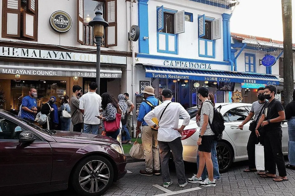 LEBIH MERIAH: Orang ramai beratur untuk mendapatkan tempat berbuka puasa di Restoran The Malayan Council, yang melihat penjualan keseluruhan meningkat sekitar 25 peratus tahun ini berbanding Ramadan tahun lalu. - Foto-foto BH oleh KHALID BABA 