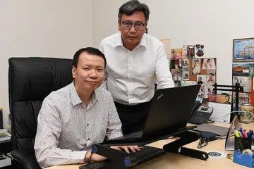 MINAT MENDALAM DALAM KEJURUTERAAN: Encik Lim Sing Tian (duduk) bersama Encik Raymond Gan menguruskan firma kejuruteraan GL Engineering and Construction Pte Ltd dengan baik ekoran minat yang mendalam dalam industri tersebut. - Foto BH oleh KHALID BABA