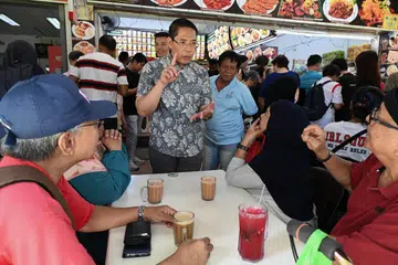 Menteri Kedua (Ehwal Luar merangkap Pendidikan), Dr Mohamad Maliki Osman (tengah), beramah-tamah  bersama warga emas di pelancaran inisiatif Siglap Plate It Forward di kedai makan Mohamed Waseef pada 5 Januari. Inisiatif itu menyediakan baucar makan bernilai $10 kepada warga emas berusia 60 tahun dan ke atas.