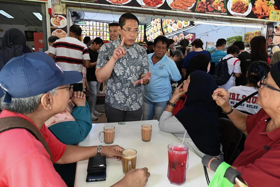 Menteri Kedua (Ehwal Luar merangkap Pendidikan), Dr Mohamad Maliki Osman (tengah), beramah-tamah  bersama warga emas di pelancaran inisiatif Siglap Plate It Forward di kedai makan Mohamed Waseef pada 5 Januari. Inisiatif itu menyediakan baucar makan bernilai $10 kepada warga emas berusia 60 tahun dan ke atas.