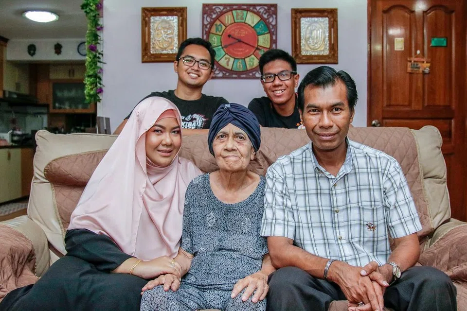 PENJAGA TERBAIK: Cik Siti Nabilah Abdul Aziz (depan, kiri), kini mempunyai lebih banyak masa berehat dan melakukan kegiatan sendiri selepas mendapatkan khidmat jagaan, seperti di pusat jagaan siang hari dan khidmat jagaan untuk masa singkat pada hujung minggu, untuk neneknya, Cik Balkis Ibrahim (depan, tengah). Bersama mereka ialah ayahnya, Encik Abdul Aziz (depan, kanan); suami, Encik Muhd Sufiyan Abdul Rashid (belakang, kiri); dan adiknya, Encik Muhd Irman. Foto BH oleh JEREMY KWAN