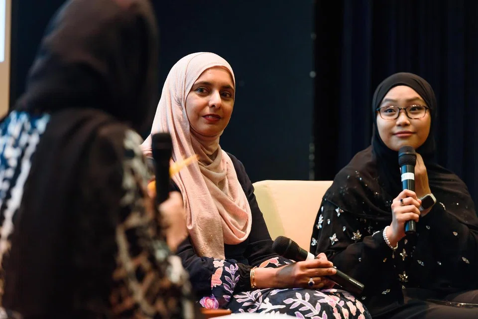 Ketua Program Keselamatan dan Keselamatan Awam Pusat Pengajian Sains Kemanusiaan dan Tingkah Laku Universiti Sains Kemasyarakatan Singapura (SUSS), Profesor Madya Razwana Begum (tengah), dan pendakwah yang juga pempengaruh media sosial, Ustazah Liyana Musfirah, dalam forum, ‘Muslimah Yang Baik’, di Persidangan Muslimah di Hab Islam Singapura. Rilla Melati Bahri (membelakangkan kamera) sebagai moderator.