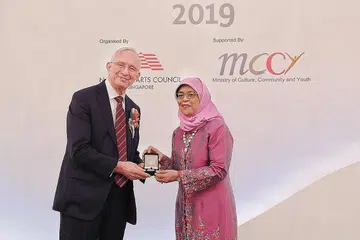 SUMBANGAN DIIKTIRAF: Komposer dan penggubah lagu, Encik Eric James Watson menerima Pingat Budaya daripada Presiden Halimah Yacob di Istana kelmarin sebagai satu tanda pengiktirafan baktinya kepada persada seni setempat. - Foto BH oleh DESMOND WEE