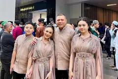 Diva Indonesia, Krisdayanti (dua dari kiri), memilih merayakan Aidilfitri 2025 di Singapura. Beliau ditemani (dari kiri) anak bongsunya, Kellen Lemos; suaminya, Raul Lemos dan anak perempuannya, Amora Lemos.