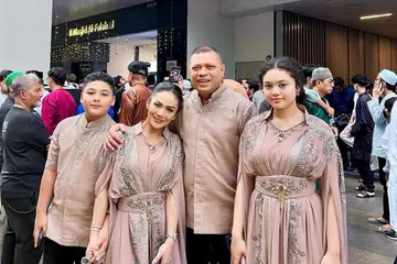 Diva Indonesia, Krisdayanti (dua dari kiri), memilih merayakan Aidilfitri 2025 di Singapura. Beliau ditemani (dari kiri) anak bongsunya, Kellen Lemos; suaminya, Raul Lemos dan anak perempuannya, Amora Lemos.