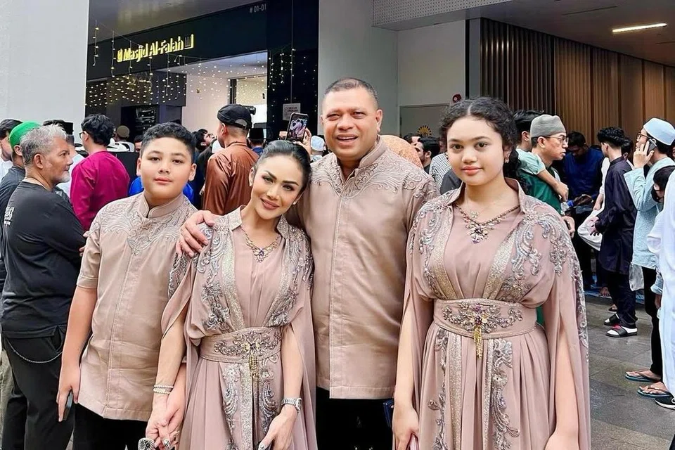 Diva Indonesia, Krisdayanti (dua dari kiri), memilih merayakan Aidilfitri 2025 di Singapura. Beliau ditemani (dari kiri) anak bongsunya, Kellen Lemos; suaminya, Raul Lemos dan anak perempuannya, Amora Lemos.