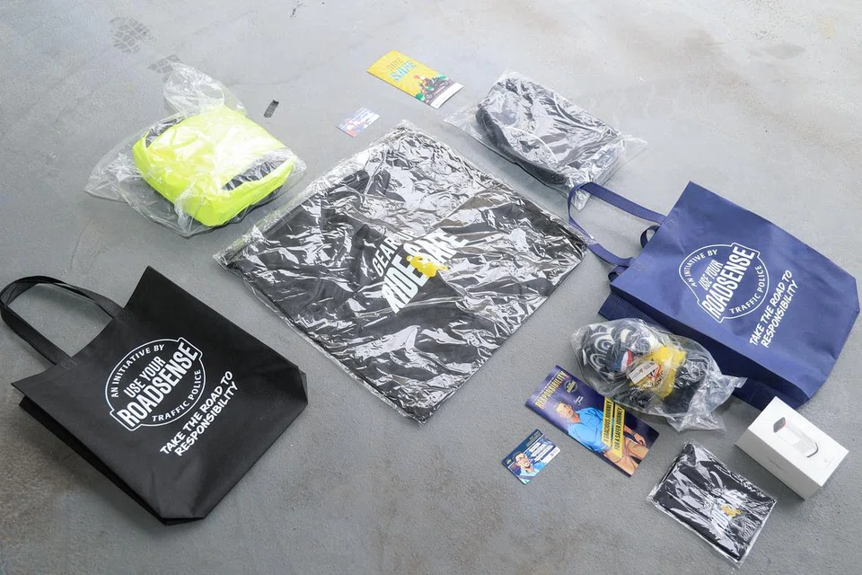 Isi kandungan dalam ‘goodie bag’ yang diberikan kepada pemandu kereta dan penunggang motosikal yang berhemah ketika di jalan raya.