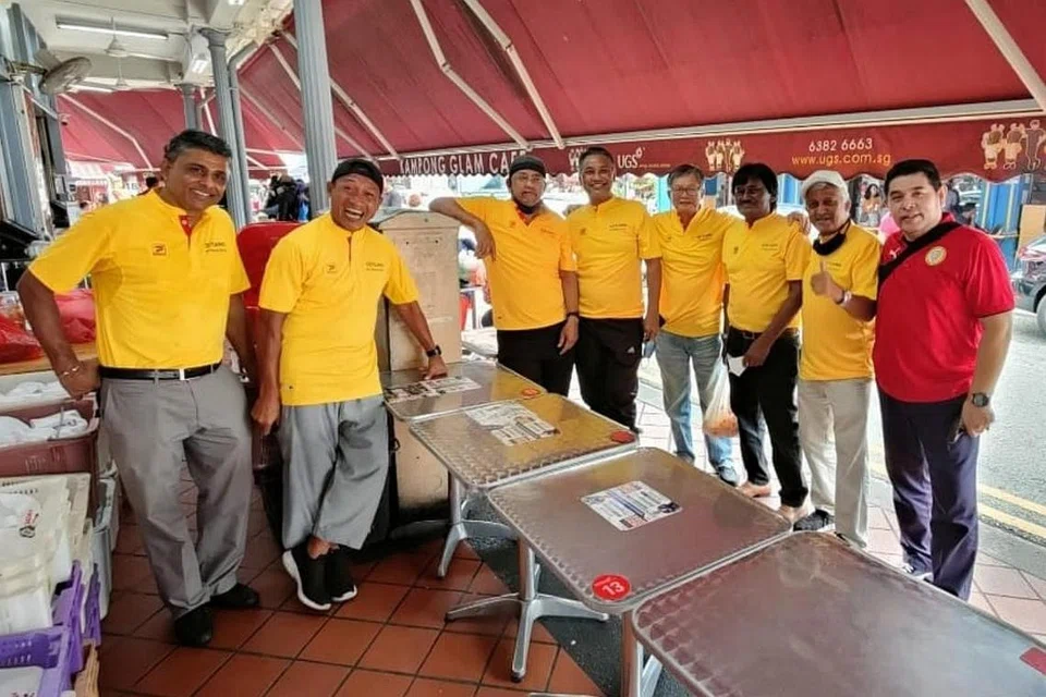 KERJA AMAL: Dalam bulan yang baik ini, bekas pemain-pemain bola sepak dari Geylang International telah turun padang untuk mengagihkan bubur masjid kepada orang awam di kawasan Kampong Glam Cafe. Gambar dipetik semasa inisiatif mereka pada 2022. Geylang International akan mengagihkan bubur sekali lagi pada Ahad, 26 Mac 23. - Foto ihsan SAMSUDIN RAHMAT