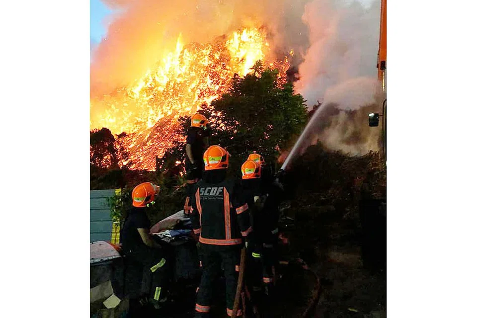 USAHA PADAM KEBAKARAN: Pasukan Pertahanan Awam Singapura (SCDF) telah terlibat dalam operasi memadamkan api yang berlangsung lebih 15 jam. - Foto LIANHE WANBAO