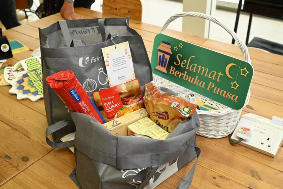 Pek bantuan Yayasan FairPrice mengandungi makanan asas seperti bijirin, susu soya, tuna dalam tin dan kurma.