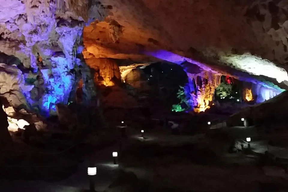 GUA HANG SUNG SOT: Pengunjung perlu mendaki tangga yang agak tinggi jika mahu sampai ke gua ini. Ia mempamerkan pemandangan cukup menarik, apatah lagi gua dipasang lampu warna-warni. 