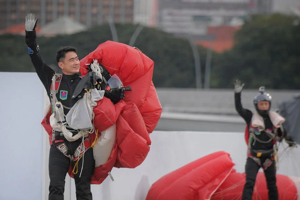 SINGA MERAH: Para anggota d'Red Lions' melambai kepada penonton di The Float @ Marina Bay setelah pendaratan yang selamat. - Foto BM oleh MARK CHEONG