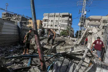 Penduduk mencari mangsa tertimbus dalam runtuhan bangunan sekolah kelolaan Agensi Bantuan dan Kerja Menyelamat Pertubuhan Bangsa-Bangsa Bersatu bagi Pelarian Palestin (UNRWA) di Nuseirat ekoran serangan udara Israel pada 11 September.