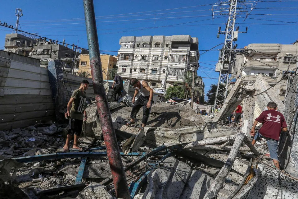 Penduduk mencari mangsa tertimbus dalam runtuhan bangunan sekolah kelolaan Agensi Bantuan dan Kerja Menyelamat Pertubuhan Bangsa-Bangsa Bersatu bagi Pelarian Palestin (UNRWA) di Nuseirat ekoran serangan udara Israel pada 11 September.