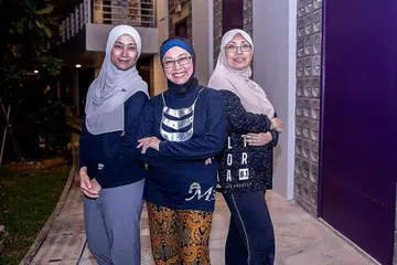 DORONG SATU SAMA LAIN: Anggota kumpulan Mak-Mak Menari, (dari kiri) Cik Uswatun Hasanah Abu Bakar, Cik None Md Zain dan Cik Asnayon Aspun, memperkasa diri kembali dengan seni tari di samping menjalin persahabatan lebih akrab dalam melestarikan budaya dan nilai Melayu. - Foto BH oleh NUR DIYANA TAHA