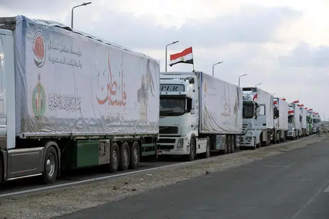USAHA HANTAR BANTUAN: Trak membawa bantuan kemanusiaan menuju ke Semenanjung Gaza menunggu pada Selasa untuk melalui lintasan sempadan Rafah di  Mesir. 