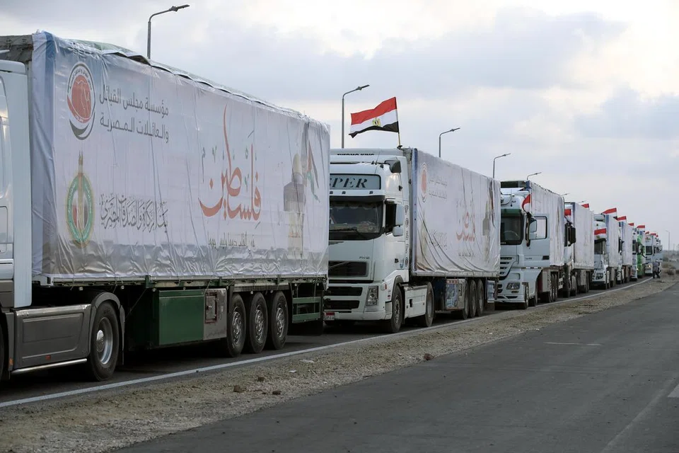 USAHA HANTAR BANTUAN: Trak membawa bantuan kemanusiaan menuju ke Semenanjung Gaza menunggu pada Selasa untuk melalui lintasan sempadan Rafah di  Mesir. 