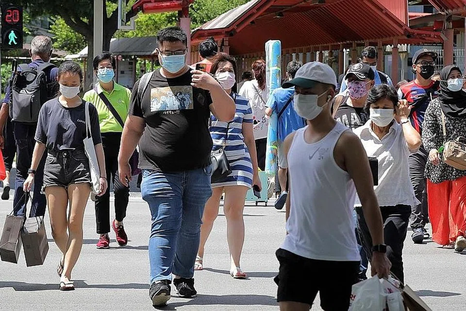 MELANGKAH BERSAMA DALAM HARMONI: Encik Lawrence Wong mengajak warga maju ke depan dengan semangat saling menghormati dan persahabatan: mendidik satu sama lain tentang apa yang penting kepada kita, membantu satu sama lain memahami budaya kita yang berbeza, dan mencari kepentingan bersama yang kita mempunyai dalam satu sama lain. - Foto fail