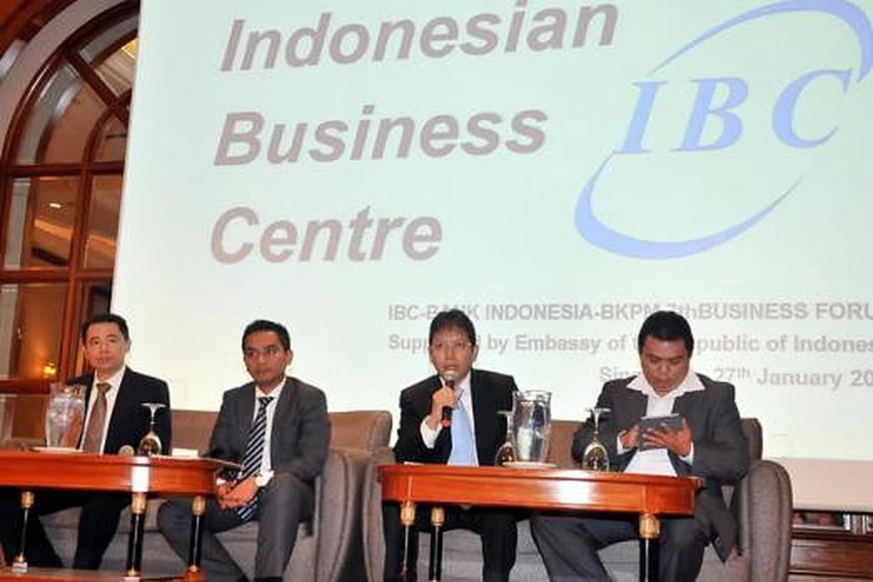 MELABUR DI INDONESIA: (Dari kiri) Encik Setyadi Ongkowidjaja, pengerusi Lembaga Pusat Perniagaan Indonesia; Encik Ricky Kusmayadi; Encik Bambang Kusmiarso, Ketua Wakil Bank Indonesia Singapura; dan Encik Sigit S. Widiyanto, Kaunselor Menteri (Ekonomi) Kedutaan Indonesia. - Foto INDONESIAN BUSINESS CENTRE