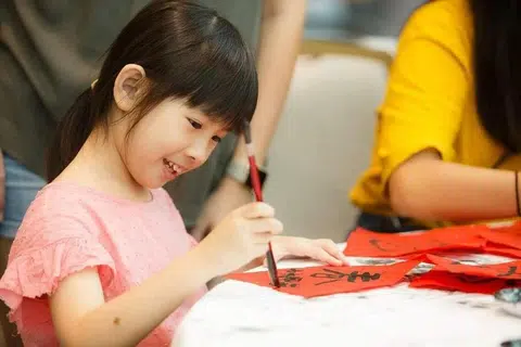 PELBAGAI KEGIATAN: Pengunjung acara CNY Family Fun boleh cuba menulis kaligrafi serta mendapatkan sampul hongbao, hiasan dinding dan aiskrim.