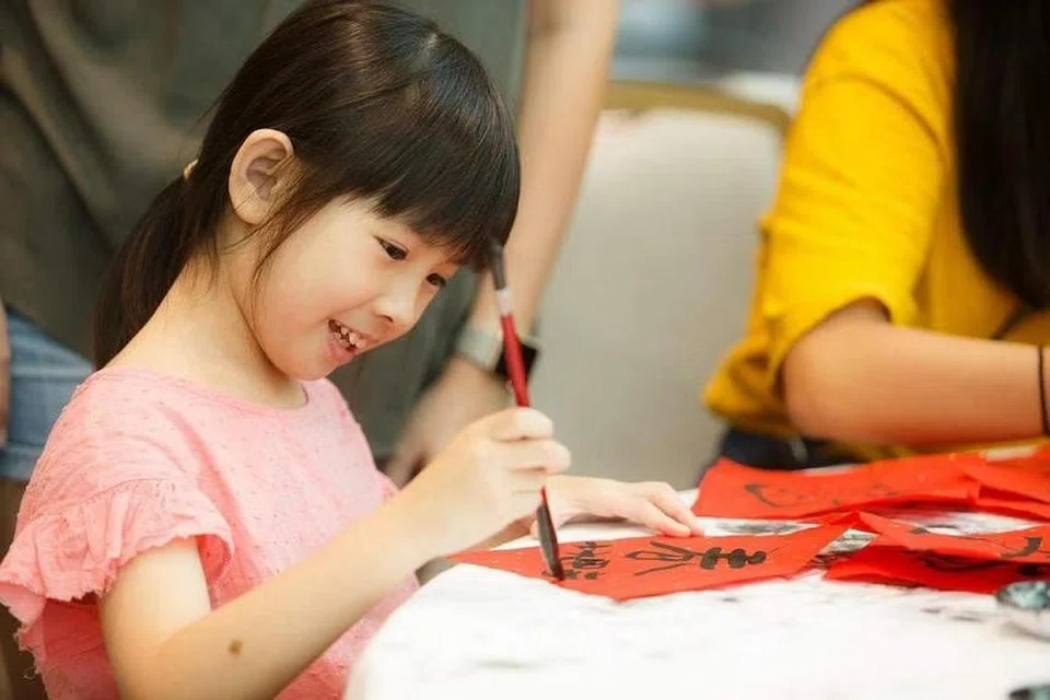 PELBAGAI KEGIATAN: Pengunjung acara CNY Family Fun boleh cuba menulis kaligrafi serta mendapatkan sampul hongbao, hiasan dinding dan aiskrim.