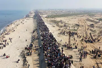 Warga Palestin yang sebelum ini lari ke kawasan selatan dilihat kembali ke utara Gaza pada 27 Januari di tengah-tengah gencatan senjata antara Israel dengan Hamas.