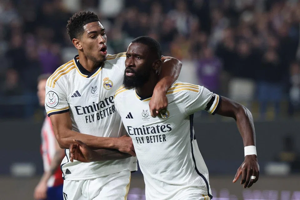 GOL PERTAMA REAL: Antonio Rudiger (kanan) meraikan gol pertama Real Madrid bersama rakan sepasukannya, Jude Bellingham. Real Madrid menang perlawanan 5-3 dan akan mara ke peringkat akhir Piala Super Sepanyol.  