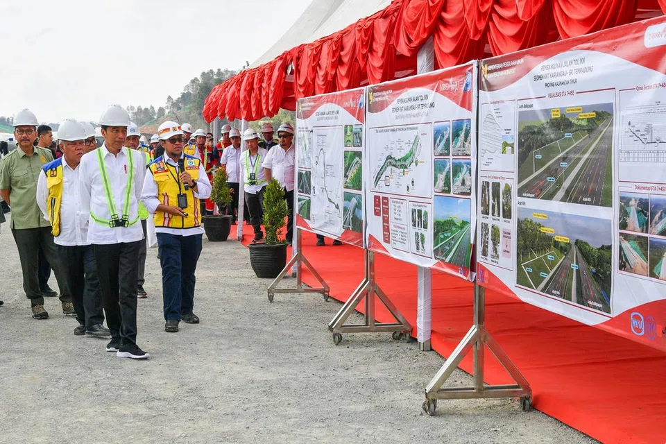DI KALIMANTAN TIMUR: Presiden Jokowi (depan) meninjau pelan pembangunan jalan tol yang akan menghubungkan Kota Balikpapan ke ibu kota baru, Nusantara.