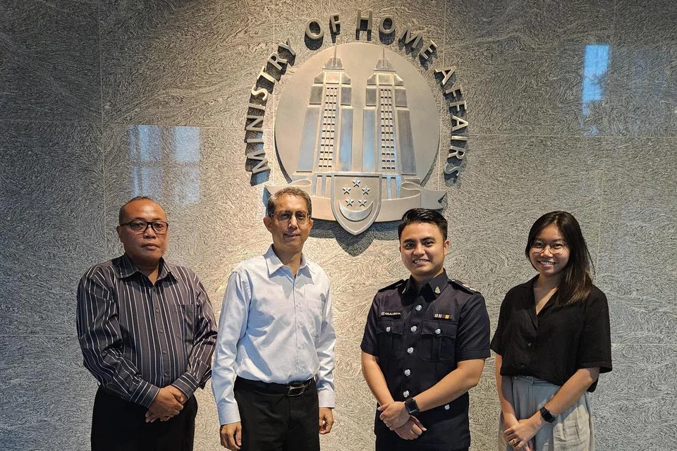 Profesor Madya Dr Muhammad Faishal Ibrahim bergambar dengan para pegawai Home Team, (dari kiri) Encik Che Yahya, pegawai Biro Narkotik Pusat (CNB); Encik Muhd Ali dari Perkhidmatan Penjara Singapura (SPS); dan Cik Low Pei Yin dari Reben Kuning Singapura (YRSG)