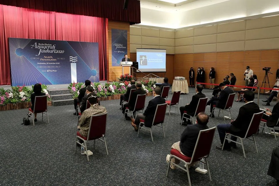 SKALA LEBIH KECIL: Tetamu di majlis penyampaian Anugerah Jauhari 2020 duduk mematuhi langkah jarak selamat satu meter. Majlis tahun ini diadakan pada skala kecil dengan hanya 50 tetamu dibenarkan hadir. - Foto BH oleh GAVIN FOO 