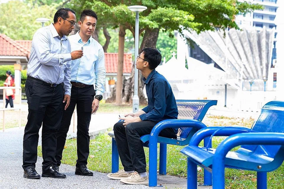 JALANKAN TUGAS MENGESAN: Staf Sarjan Kanan Mohamad Shapie (kiri) adalah sebahagian anggota pasukan SPF yang ditugaskan menjejak keberadaan individu yang berhubungan dekat dengan pesakit koronavirus. - Foto SPF 