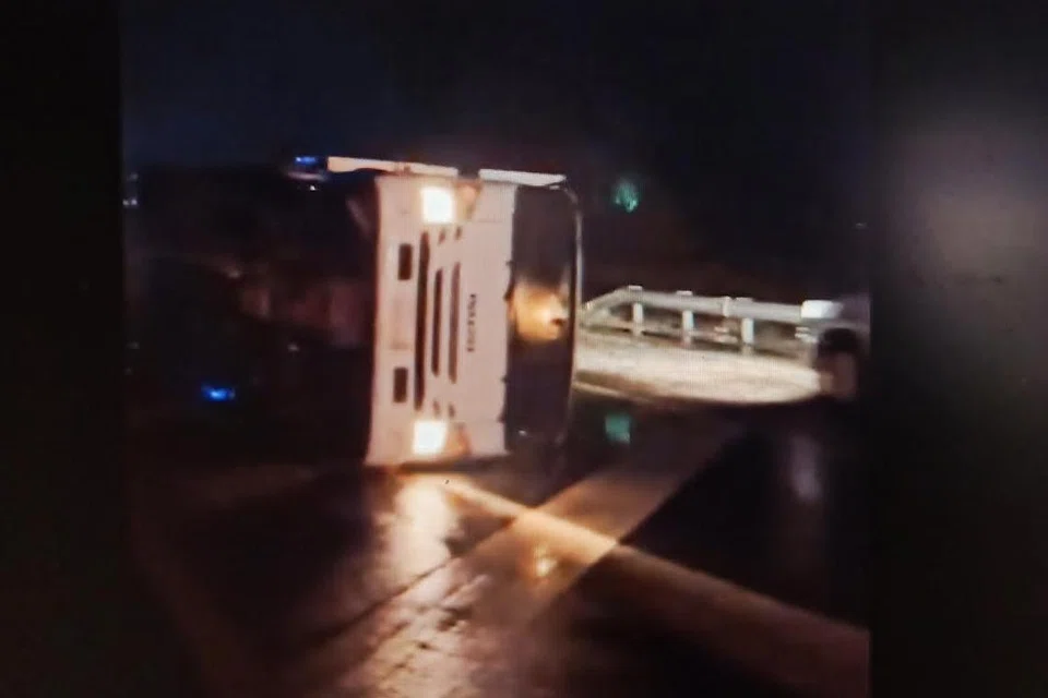 NAHAS JALAN RAYA: Sebuah lori terbalik di sebatang jalan raya ketika cuaca buruk berlaku di Makkah.