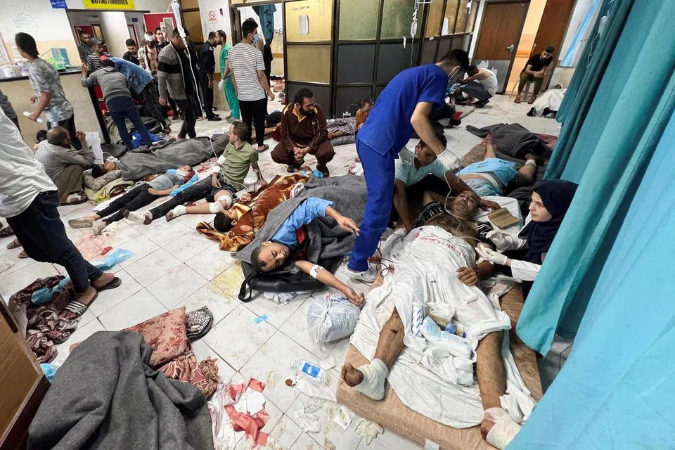 CEDERA DALAM SERANGAN: Rakyat Palestin yang cedera akibat serangan Israel terbaring di lantai di Hospital Indonesia selepas hospital Al Shifa henti berfungsi. 