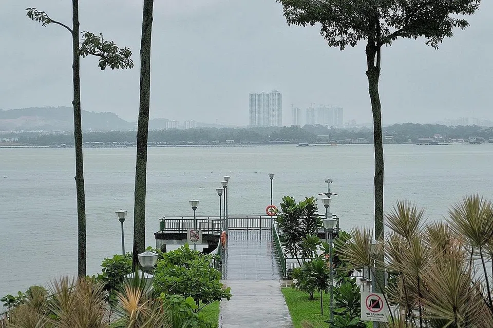 PEMANDANGAN INDAH: Orang ramai boleh menikmati pemandangan selat Johor di jeti luar Beaulieu House di Taman Sembawang. - Foto BH oleh GAVIN FOO
