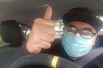 TIDAK BUNTU: Apabila pendapatannya sebagai pemandu kenderaan sewa privet terjejas teruk dek Covid-19, Encik Zainudin mendapat idea menawarkan perkhidmatan penghantaran makanan beliau sendiri, Pesan Makan on Wheels. Beliau dibantu isterinya. - Foto ihsan MUHAMAD ZAINUDIN MOHAMAD ESOP