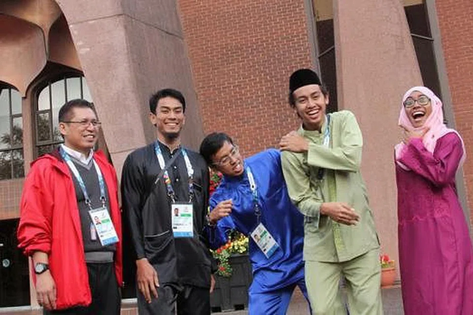EWAH, EWAH... ABANG DAN KAKAK TUNJUK LAWA: Lima pegawai dan atlit Singaura - (dari kiri) Adam Masbah, pegawai; Muhammad Elfi Mustapa, Muhammad Amirudin Jamal, Muhammad Naqib Asmin dan Habibah Najihahbi Ahmad, kesemuanya atlit - bergambar di luar Masjid Besar Glasgow semasa menghadiri jamuan malam khas Aidilfitri yang dianjurkan masjid tersebut untuk atlit Muslim yang mengambil bahagian dalam Sukan Komanwel. - Foto COMMONWEALTH GAMES SINGAPORE