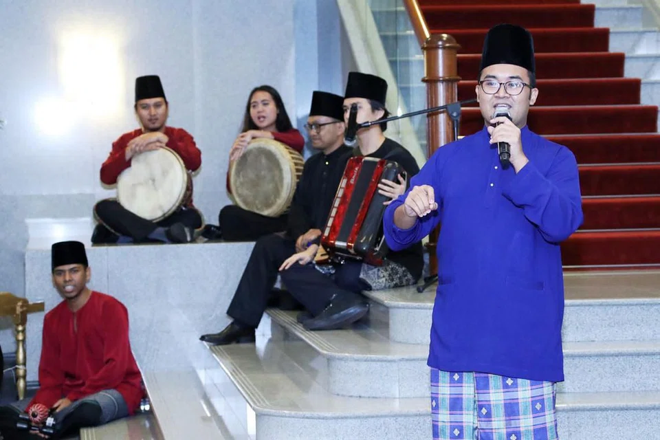 RAIKAN BUDAYA: Hadirin turut dihiburkan dengan persembahan pancaragam muzik tradisional di majlis Jumaat lalu.