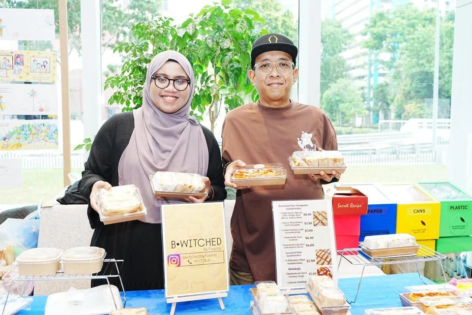 Pengasas B.Witched, Encik Muhammad Hafiz Saari (kanan), dan Cik Elmi Nurfianty Ramlan, mengadakan penjualan ‘pop-up’ buat kali pertama di Yayasan Buah Pinggang Kebangsaan (NKF), Kim Keat Road.