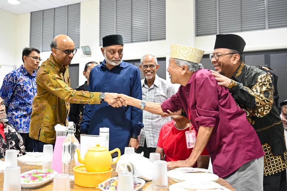Tuan Presiden beramah tamah dengan para tetamu di majlis buka puasa anjuran Muis di Hab Islam Singapura pada 15 Mac. Bersama beliau ialah (paling kiri) Ketua Eksekutif Muis, Encik Kadir Maideen; (tiga dari kiri, terlindung) Presiden Muis, Encik Saat A. Rahman; (tiga dari kanan) Menteri Bertanggungjawab bagi Ehwal Masyarakat Islam, Encik Masagos Zulkifli Masagos Mohamad; dan (paling kanan) Timbalan Mufti Ustaz Dr Mohammad Hannan Hassan.