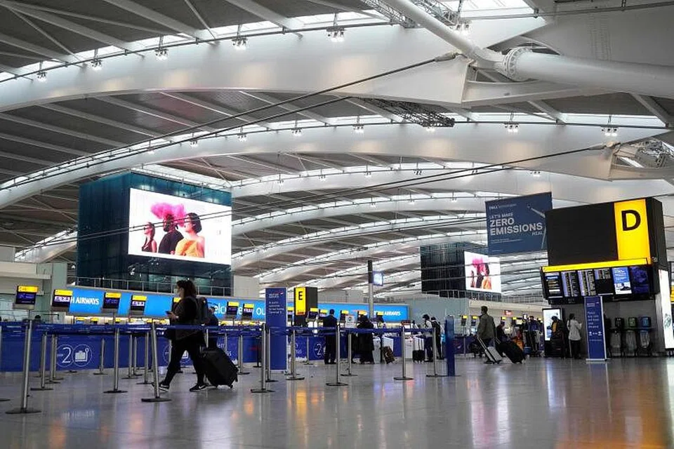 KES TUNGGAL MASYARAKAT BARU: Pelajar 22 tahun yang merupakan PR Singapura yang tiba dari United Kingdom. - Foto hiasan AFP
