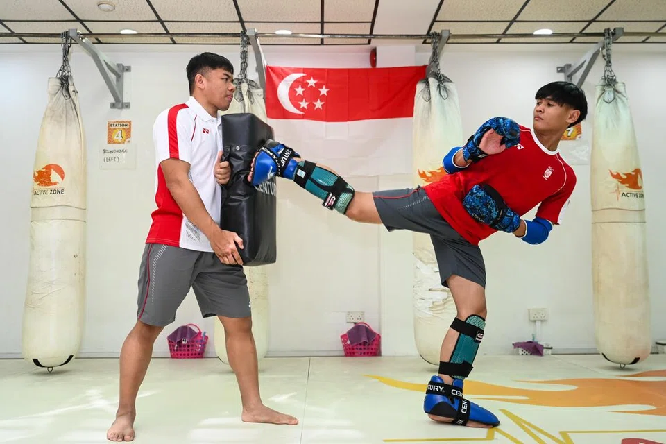 Walaupun petinju tendang Singapura, Alexavier Koh (kanan), perlu mengimbangi jadual yang padat antara sekolah dengan latihan, beliau bertekad mengharumkan nama negara, dengan sokongan padu jurulatihnya, Nazri Sutari (kiri). 