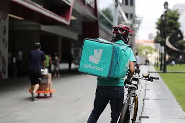 BULAN KESELAMATAN PENUNGGANG: Deliveroo Singapore menetapkan Oktober sebagai Bulan Keselamatan Penunggang bagi meningkatkan kesedaran tentang keselamatan penunggang di jalan raya. - Foto fail