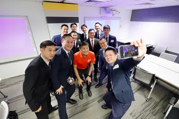 Setiausaha Agung, Kongres Kesatuan Sekerja Kebangsaan (NTUC), Encik Ng Chee Meng (depan, tiga dari kiri), memberi jaminan kepada kakitangan Jetstar Asia yang terjejas akibat penutupan mengejut syarikat penerbangan itu bahawa mereka tidak bersendirian. 