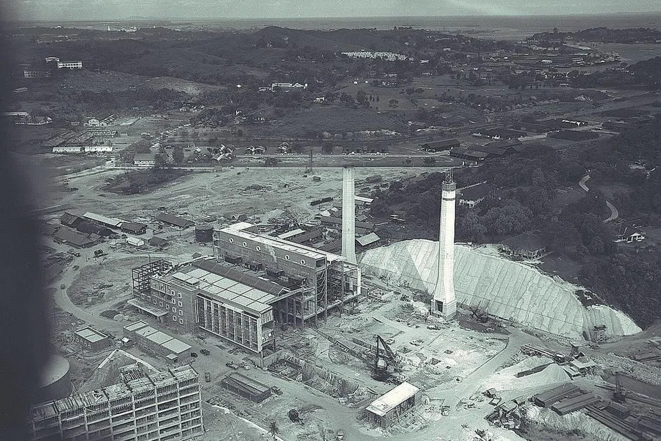 DULU... SEJARAH PEMBINAAN: Stesen janakuasa A dan B, yang dibina pada tahun 1950-an dan 1960-an, tidak lagi digunakan sekitar tahun 1980-an dan 1990-an, dengan terbinanya stesen janakuasa yang lebih efisien. - Foto-foto URA, fail